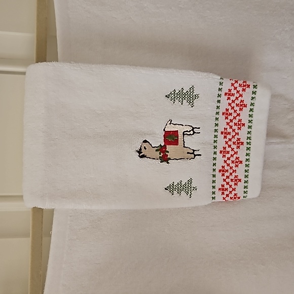 Dena Home Holiday Bath Towel and Wash Cloth 46X26 Thick Towel - Picture 2 of 3